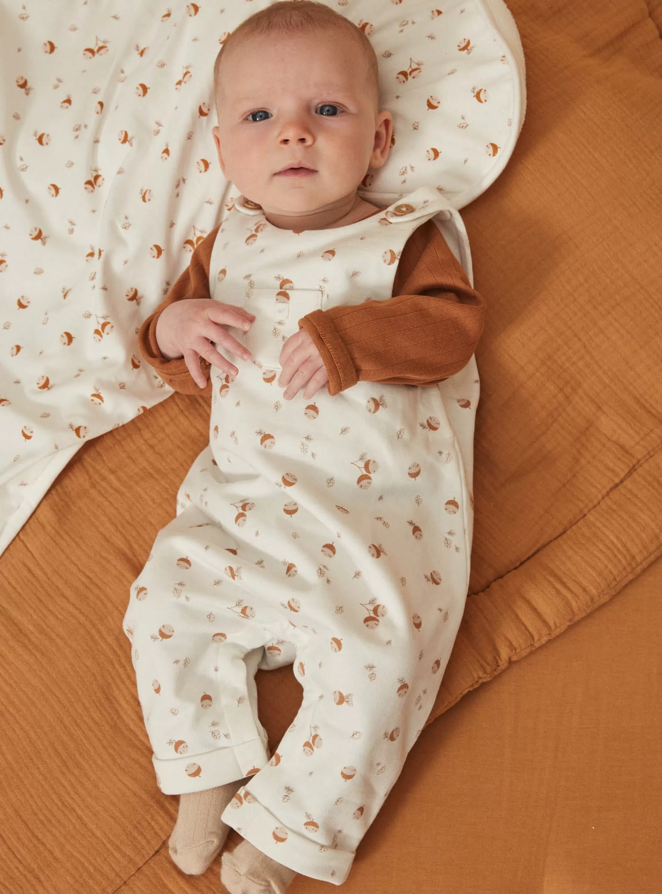 Discount Sergent Major Body caramel, salopette écrue et chaussettes beiges
