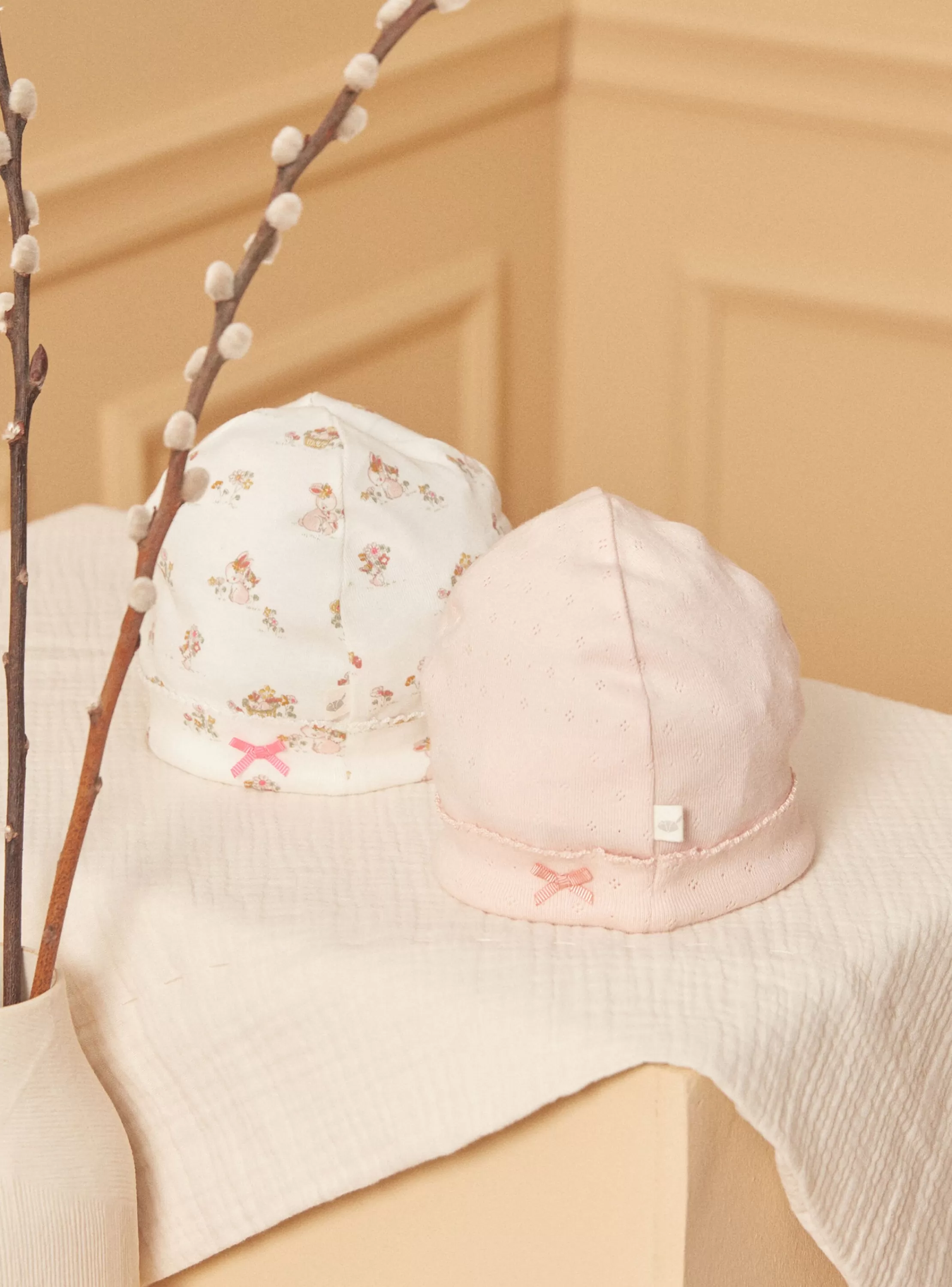 Shop Sergent Major 2 bonnets de naissance écru et rose en coton