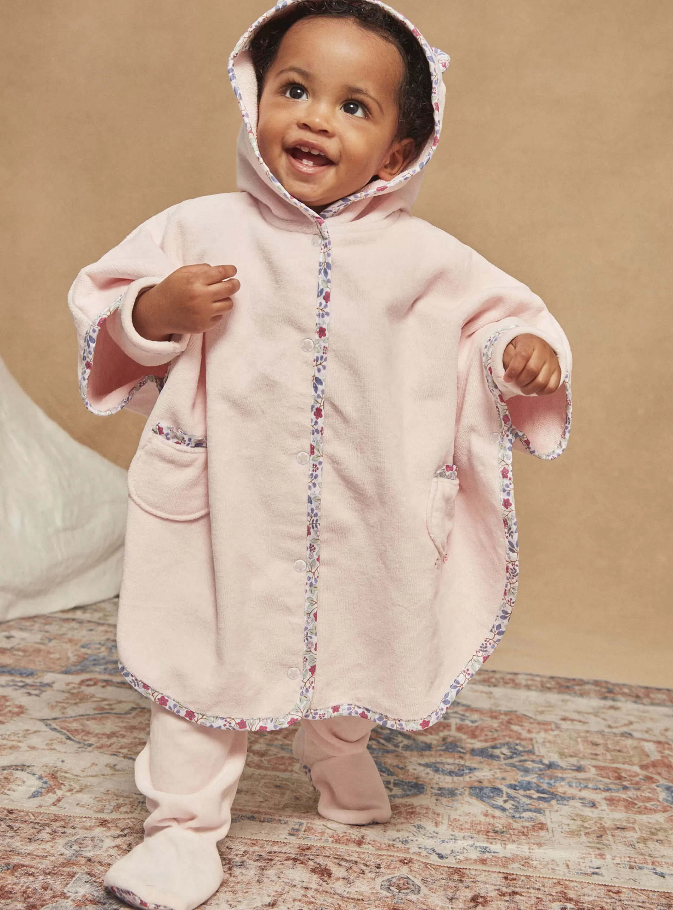 Store Sergent Major Cape de bain à capuche rose à motif fleuri.