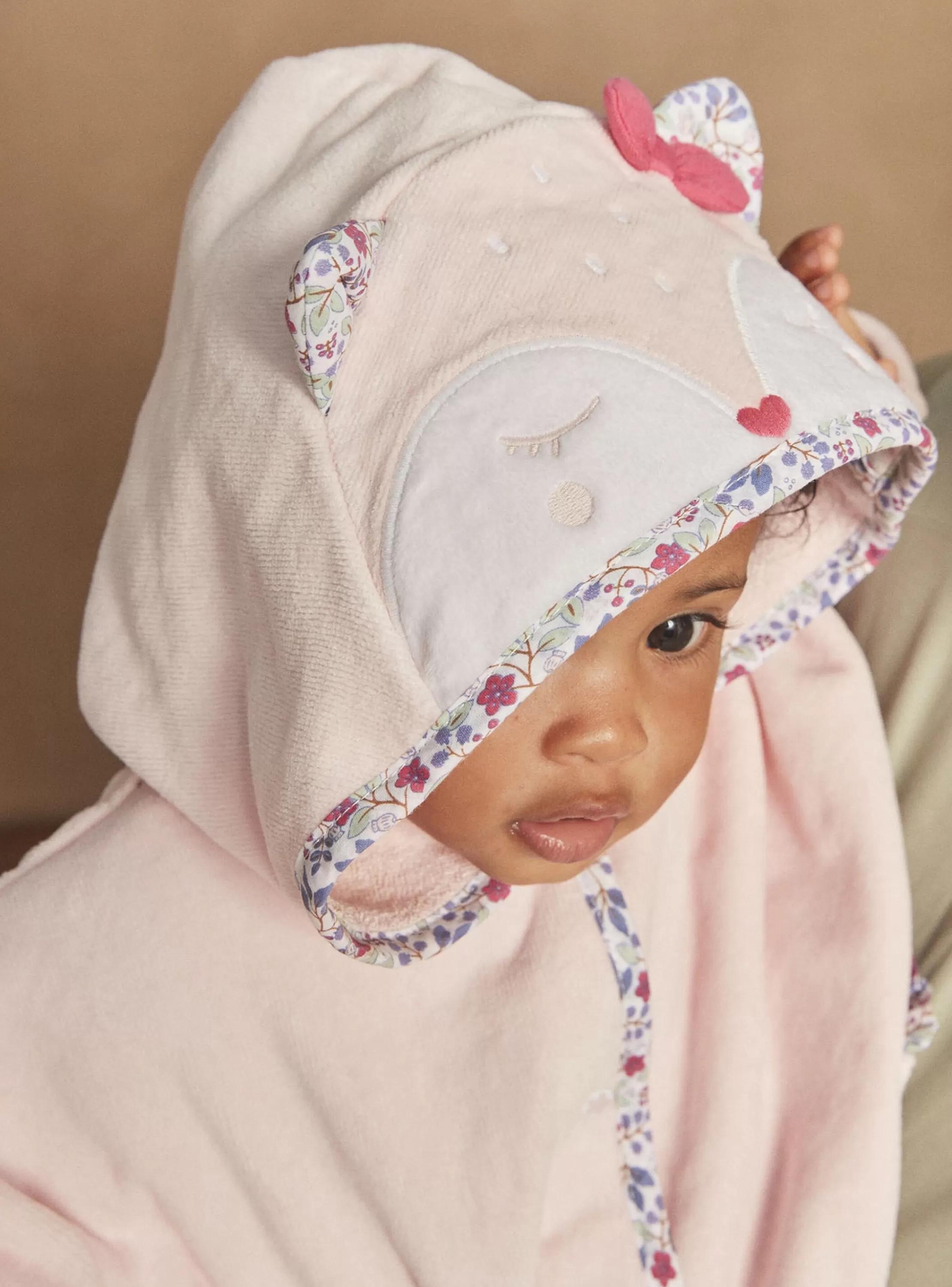 Store Sergent Major Cape de bain à capuche rose à motif fleuri.