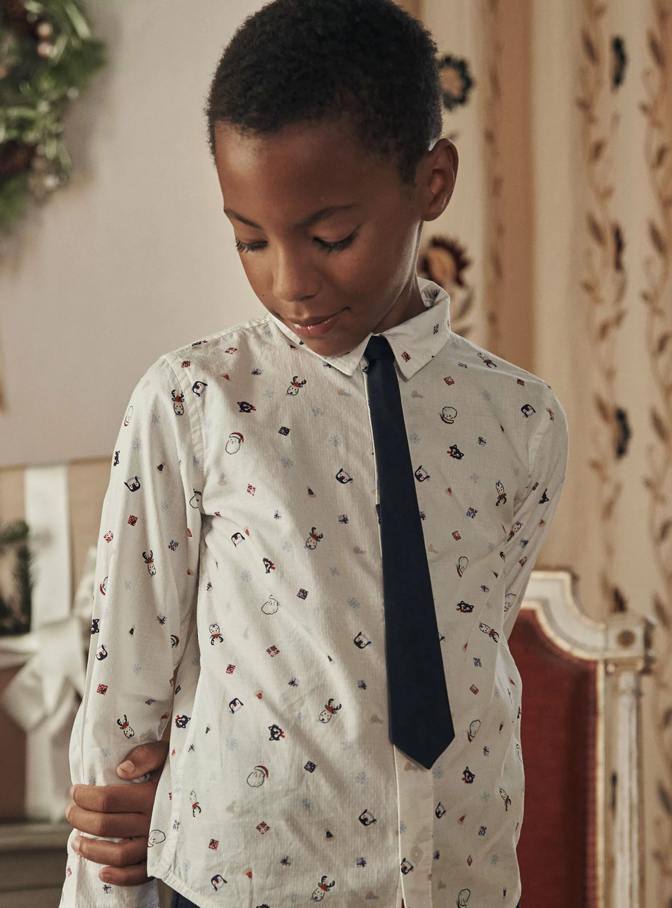 New Sergent Major Chemise blanche à imprimé Noël et cravate bleu marine