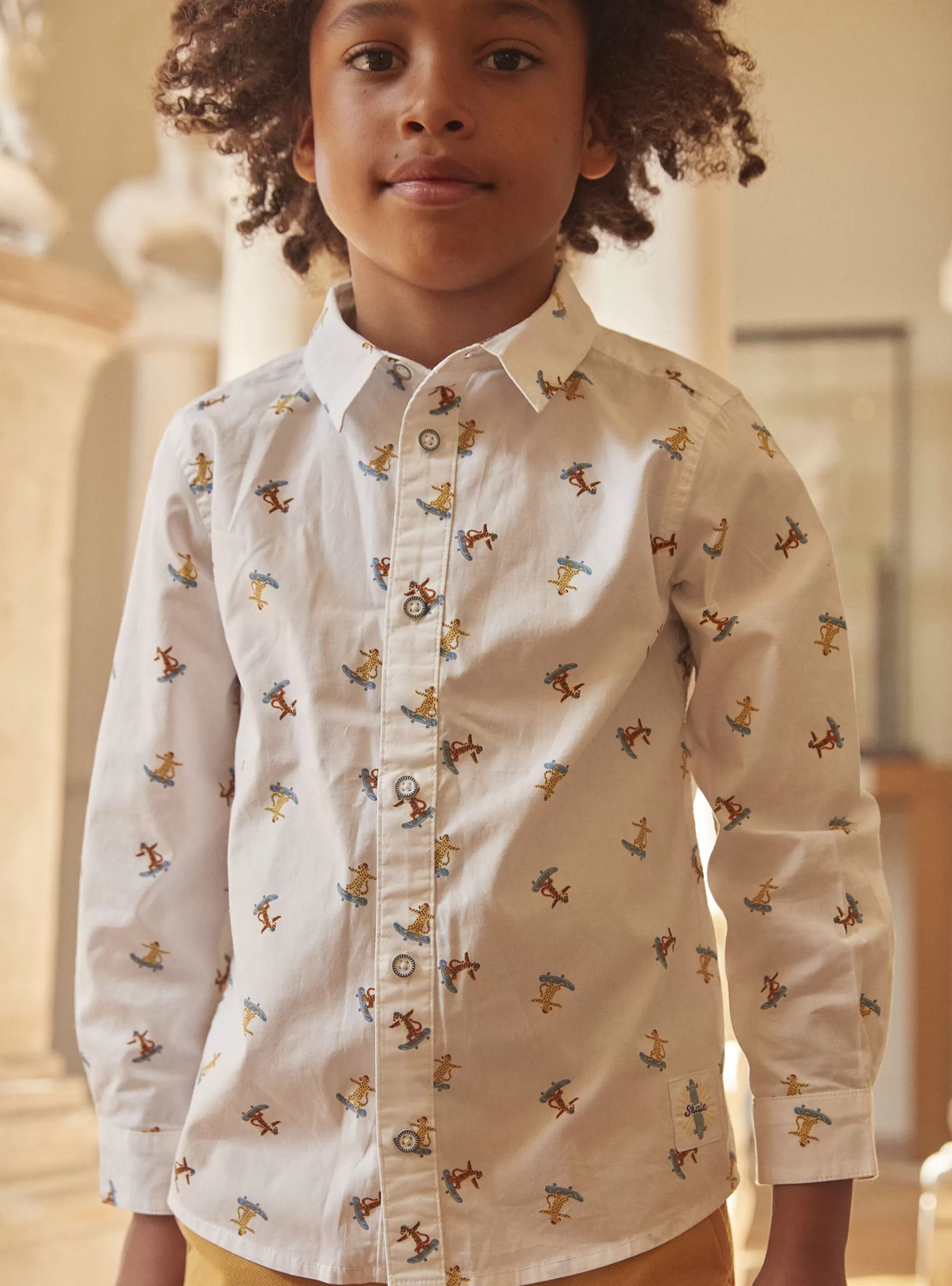 Shop Sergent Major Chemise blanche à imprimé tigre skateur