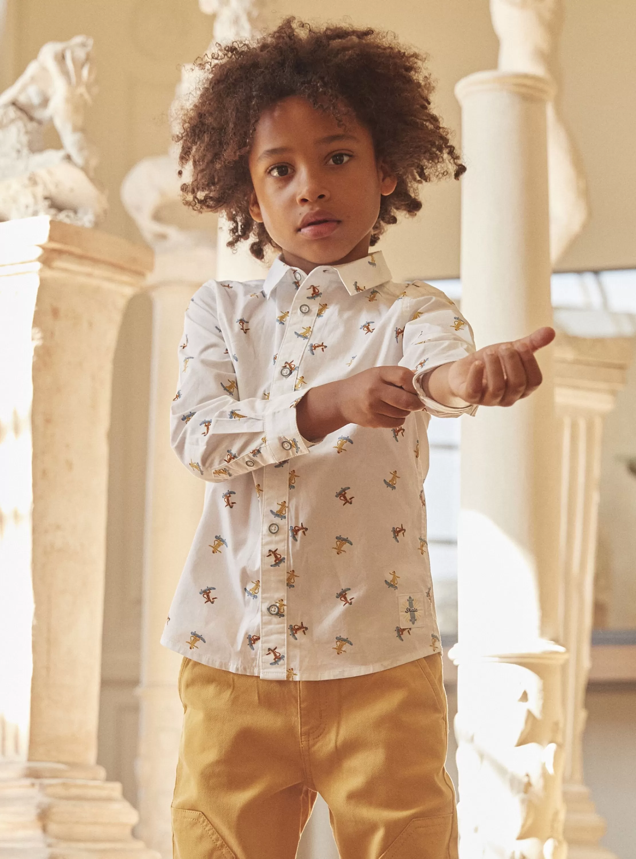 Shop Sergent Major Chemise blanche à imprimé tigre skateur