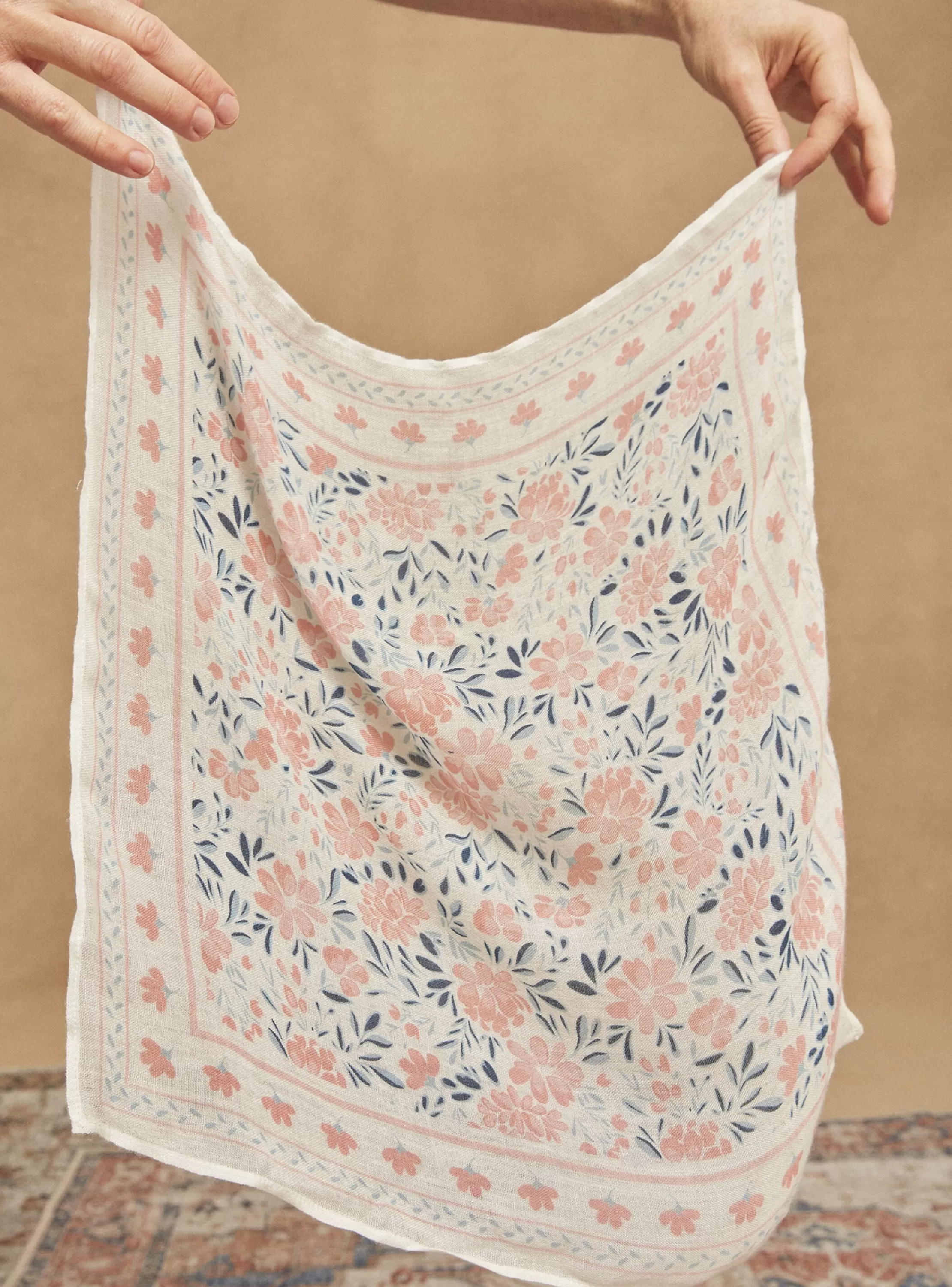 Flash Sale Sergent Major Foulard écru et rose à imprimé fleuri